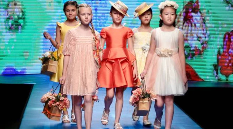 pitti bimbo moda in streaming sfilata di moda di abbigliamento per bambini bambini che sfilano 